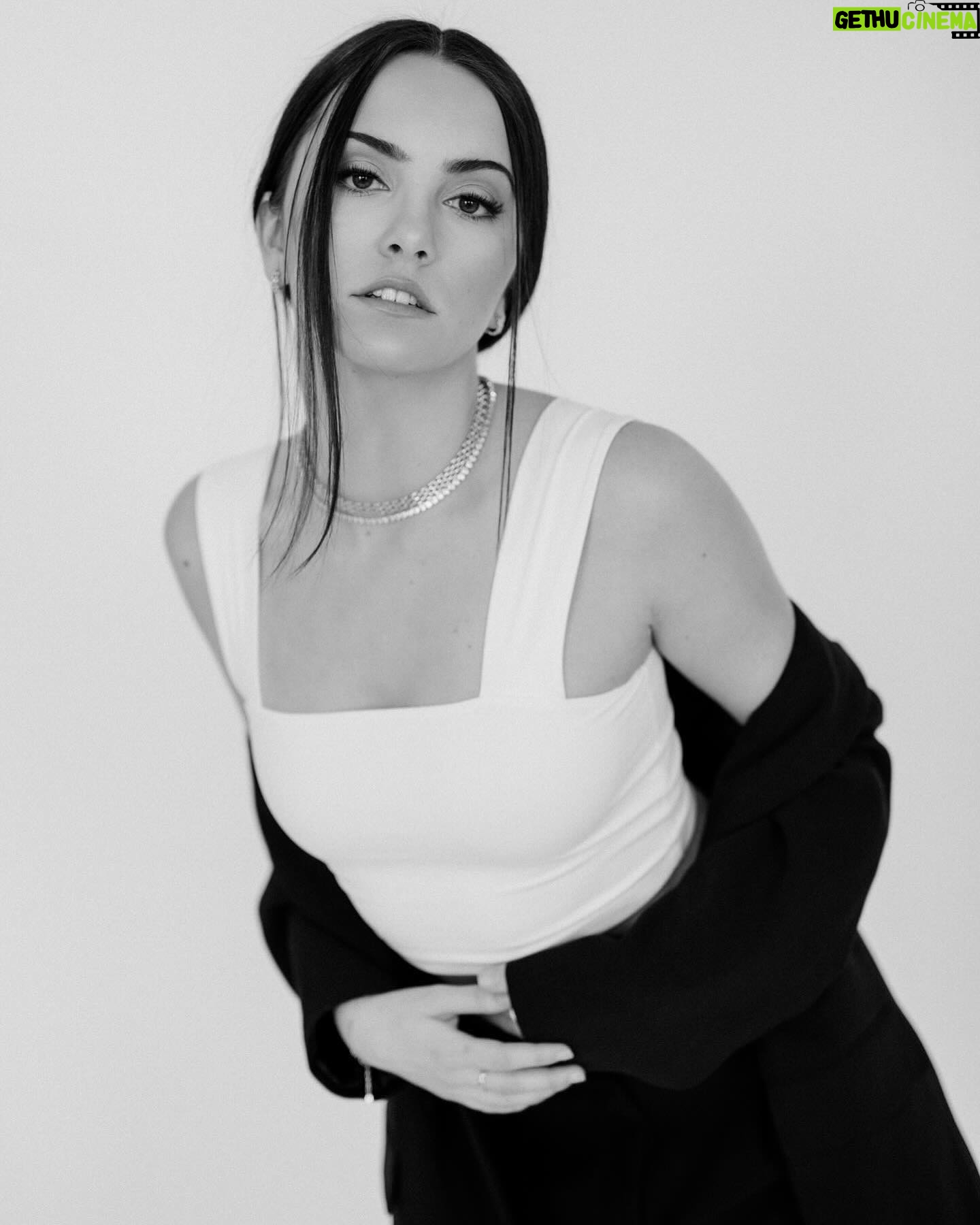 Hannah Cheramy - 21.1K Likes - Few pics from this super fun shoot✨
📸: @emilydoylephoto
💄: @allisonkirbyy
💍: @nazzarjewellery