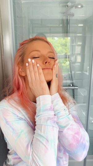 Hannah Spearritt Instagram - My skin is getting happier and happier the more I use these products. Ark Skincare is an ethical vegan skincare range that was originally gifted to me by a friend. 

Ive been so impressed with the results and it is cruelty-free, sustainable, with no chemical nasties and with natural ingredients.

Plus I get to support a small business! 💕

#skincare #veganbeauty #vegan #beauty #skin #morningroutine #gamechanger 💕💕