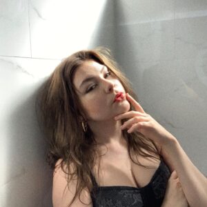 Hannah Zeile Instagram - “Alone” OUT NOW!!! be my valentine & stream my new single❤️