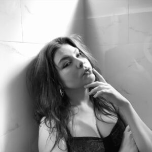 Hannah Zeile Instagram - “Alone” OUT NOW!!! be my valentine & stream my new single❤️