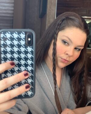Hannah Zeile Instagram - bts there is an incredible transformation process that goes into creating the Kate Pearson you see on screen! forever grateful to everyone who helps bring this character to life! #thisisus @nbcthisisus @zoehaymakeup @steviebfx @taniammakeup @outofkit @teeth_by_archer @michaelpreitzhair