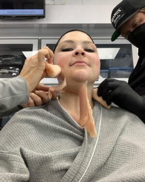 Hannah Zeile Instagram - bts there is an incredible transformation process that goes into creating the Kate Pearson you see on screen! forever grateful to everyone who helps bring this character to life! #thisisus @nbcthisisus @zoehaymakeup @steviebfx @taniammakeup @outofkit @teeth_by_archer @michaelpreitzhair