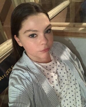 Hannah Zeile Instagram - bts selfies from episode 505 #thisisus