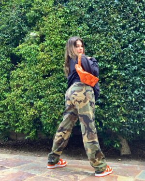 Hannah Zeile Instagram - “where are your legs?¡¿!!?”