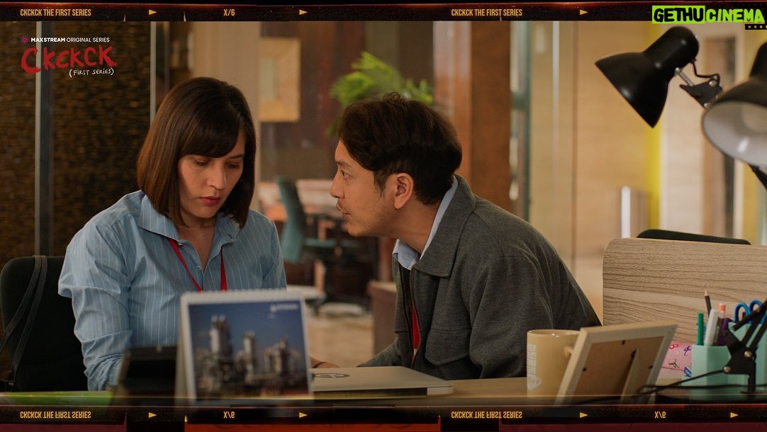 Hannah Al Rashid Instagram - Rio dan Marina. Jatuh cinta di kantor. Tapi sekali cium dipecat niiiiii…..harus gimana yaaaaaa??? Episode 3 dari @ckckck.series akan tayang BESOK di @maxstream.tv …pas deh, Valentines Day ikutin cerita cerita problematic 🫠🤍😭🤣🥺🤞🏽💕