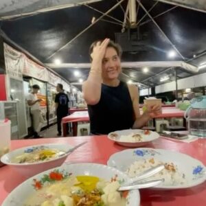 Hannah Al Rashid Instagram - Life lately…

#goblokglam 
#pencaksilat