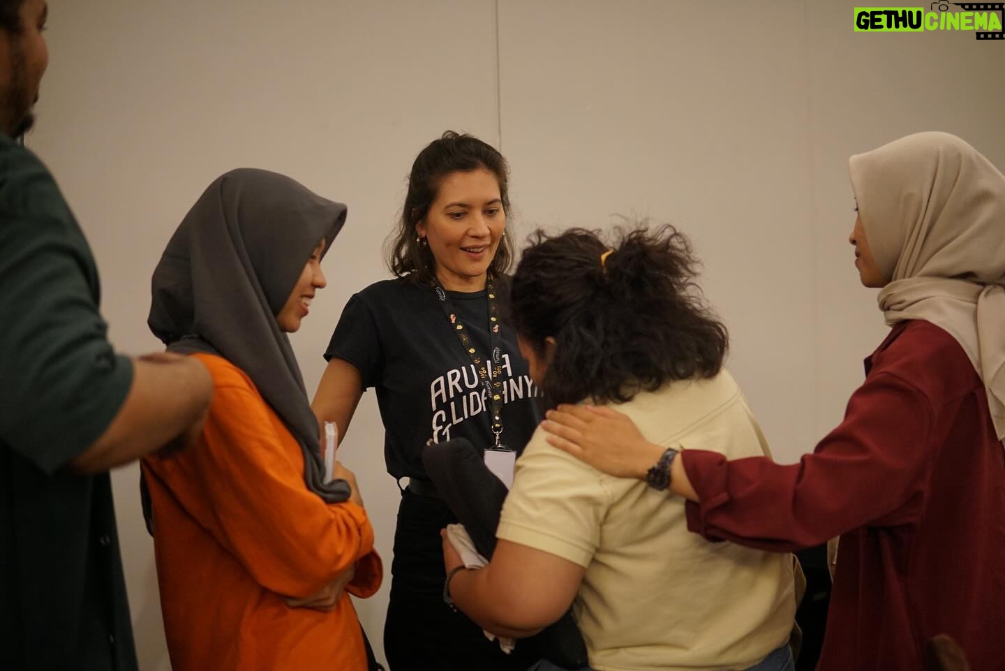 Hannah Al Rashid Instagram - SEAscreen Academy 2024….WHAT AN ABSOLUTE FRICKIN JOY TO HAVE BEEN A PART OF IT 🥹🫶🏼💕☀️ I have been back to Makassar 3 times in the past 6 months, and every time I have come back inspired and refuelled thanks to the interactions and conversations I’ve had with local creative communities and film makers there. So when the opportunity came to offer my help for SEAscreen, I knew it was going to be an incredible learning experience. To my fellow mentors, thank you for teaching me so much this week. In reality I was there to learn and absorb as much as the participants, I am grateful for all the time and energy and knowledge you all shared 🫶🏼 @rizariri @prima_rusdi @andiburhamzah @yndlaurens @nelleu @uabumrungjit To the organisers and volunteers and helpers who looked after us so well especially @andifza @yuukartika @ferandamonica @fadhilaqilah @rchmtmstmn @wandaalwidia_ TERIMA KASIH BANYAK To the incredible participants and observers, thank you for your stories, your energy, your sincerity, your authenticity, you all truly inspire me. I wish every synopsis I read for work was as interesting and exciting as yours 🥹🫶🏼💕✨ Bangga banget bisa menjadi bagian dari initiative yang bantu membina dan mengembangkan talenta penulis dari Indonesia Timur ✊🏽 For all the privilege of “pusat”….honestly…the industry better be ready when you all burst onto the scene with your carefully curated and created work that represents your home towns so well! BANGGA! 📸 @ucnfdh @rhasals @ahmdfakhri_ @arjnapratama