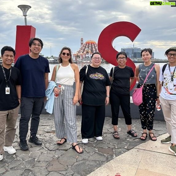 Hannah Al Rashid Instagram - SEAscreen Academy 2024….WHAT AN ABSOLUTE FRICKIN JOY TO HAVE BEEN A PART OF IT 🥹🫶🏼💕☀️ I have been back to Makassar 3 times in the past 6 months, and every time I have come back inspired and refuelled thanks to the interactions and conversations I’ve had with local creative communities and film makers there. So when the opportunity came to offer my help for SEAscreen, I knew it was going to be an incredible learning experience. To my fellow mentors, thank you for teaching me so much this week. In reality I was there to learn and absorb as much as the participants, I am grateful for all the time and energy and knowledge you all shared 🫶🏼 @rizariri @prima_rusdi @andiburhamzah @yndlaurens @nelleu @uabumrungjit To the organisers and volunteers and helpers who looked after us so well especially @andifza @yuukartika @ferandamonica @fadhilaqilah @rchmtmstmn @wandaalwidia_ TERIMA KASIH BANYAK To the incredible participants and observers, thank you for your stories, your energy, your sincerity, your authenticity, you all truly inspire me. I wish every synopsis I read for work was as interesting and exciting as yours 🥹🫶🏼💕✨ Bangga banget bisa menjadi bagian dari initiative yang bantu membina dan mengembangkan talenta penulis dari Indonesia Timur ✊🏽 For all the privilege of “pusat”….honestly…the industry better be ready when you all burst onto the scene with your carefully curated and created work that represents your home towns so well! BANGGA! 📸 @ucnfdh @rhasals @ahmdfakhri_ @arjnapratama
