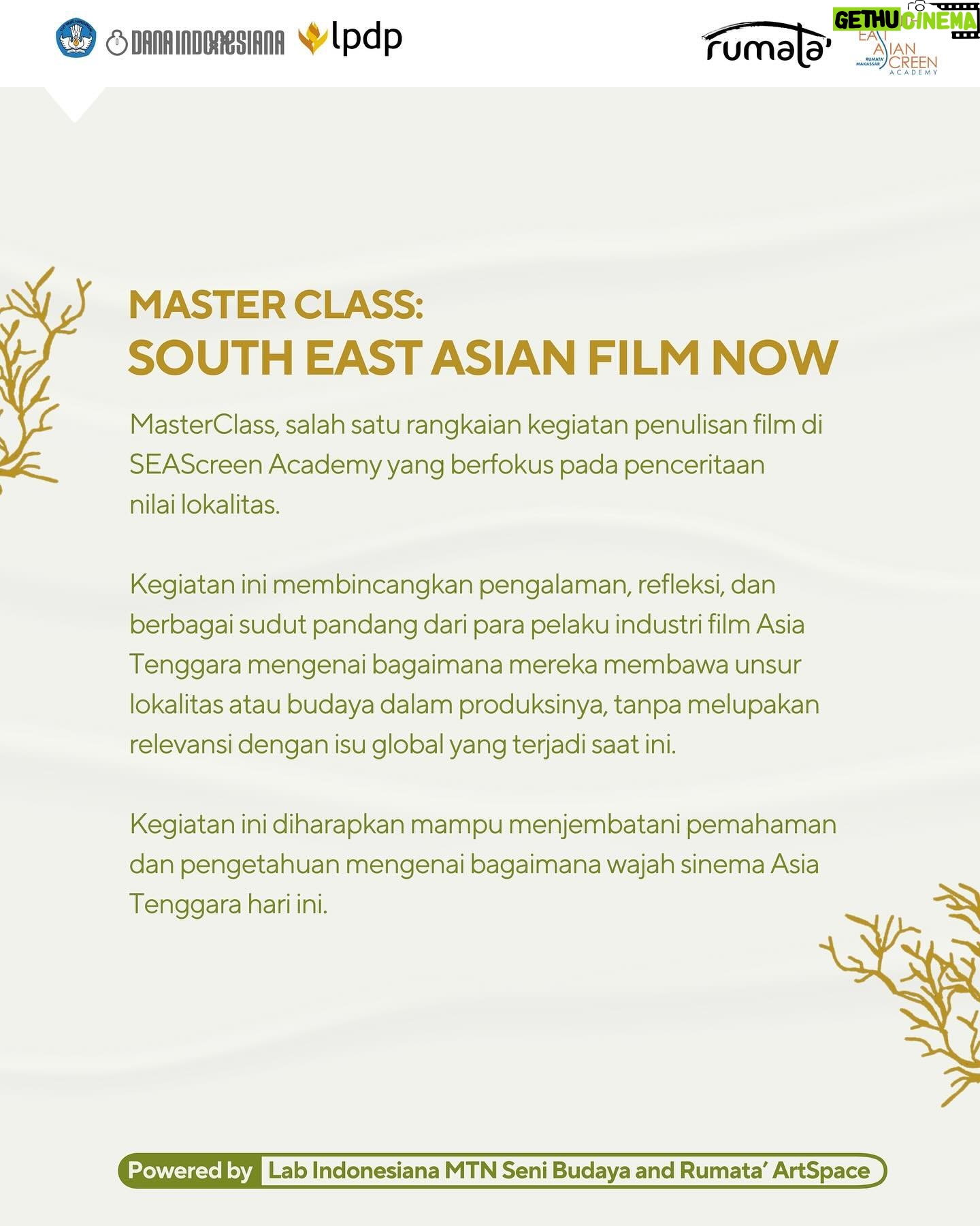 Hannah Al Rashid Instagram - Di Masterclass ini, mentor SEAScreen akan mengulas proses penulisan skenario film dan bagaimana unsur lokalitas dapat menjadi sebuah ciri khas yang bisa memperkuat sebuah cerita. Kegiatan ini bertujuan untuk membuka diskusi, berbagi pemahaman dan pengetahuan mengenai seperti apa sinema Asia Tenggara saat ini. Daftar melalui bit.ly/MasterclassSEAScreen2024 sekarang juga 📽 #seascreenacademy #seascreen2024 #masterclass #makassarscreen #rumataartspace