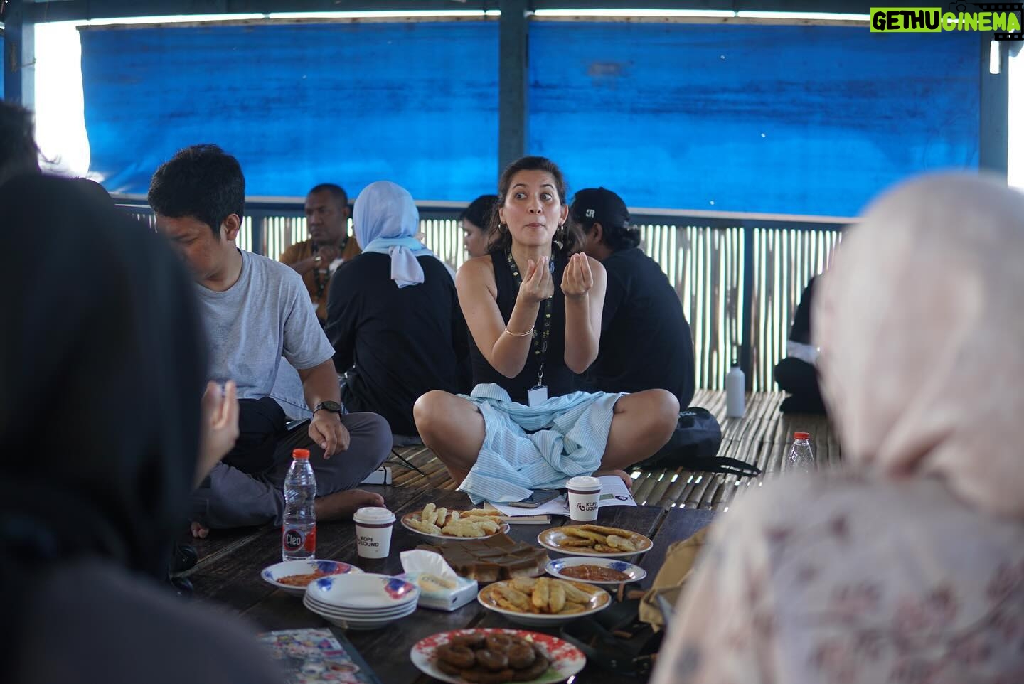 Hannah Al Rashid Instagram - SEAscreen Academy 2024….WHAT AN ABSOLUTE FRICKIN JOY TO HAVE BEEN A PART OF IT 🥹🫶🏼💕☀️ I have been back to Makassar 3 times in the past 6 months, and every time I have come back inspired and refuelled thanks to the interactions and conversations I’ve had with local creative communities and film makers there. So when the opportunity came to offer my help for SEAscreen, I knew it was going to be an incredible learning experience. To my fellow mentors, thank you for teaching me so much this week. In reality I was there to learn and absorb as much as the participants, I am grateful for all the time and energy and knowledge you all shared 🫶🏼 @rizariri @prima_rusdi @andiburhamzah @yndlaurens @nelleu @uabumrungjit To the organisers and volunteers and helpers who looked after us so well especially @andifza @yuukartika @ferandamonica @fadhilaqilah @rchmtmstmn @wandaalwidia_ TERIMA KASIH BANYAK To the incredible participants and observers, thank you for your stories, your energy, your sincerity, your authenticity, you all truly inspire me. I wish every synopsis I read for work was as interesting and exciting as yours 🥹🫶🏼💕✨ Bangga banget bisa menjadi bagian dari initiative yang bantu membina dan mengembangkan talenta penulis dari Indonesia Timur ✊🏽 For all the privilege of “pusat”….honestly…the industry better be ready when you all burst onto the scene with your carefully curated and created work that represents your home towns so well! BANGGA! 📸 @ucnfdh @rhasals @ahmdfakhri_ @arjnapratama