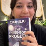 Hannah Al Rashid Instagram - Pertama kali coba baca buku genre Sci-Fi….seru jugaaaa. Jadi penasaran sama seriesnya niiiii @netflixid