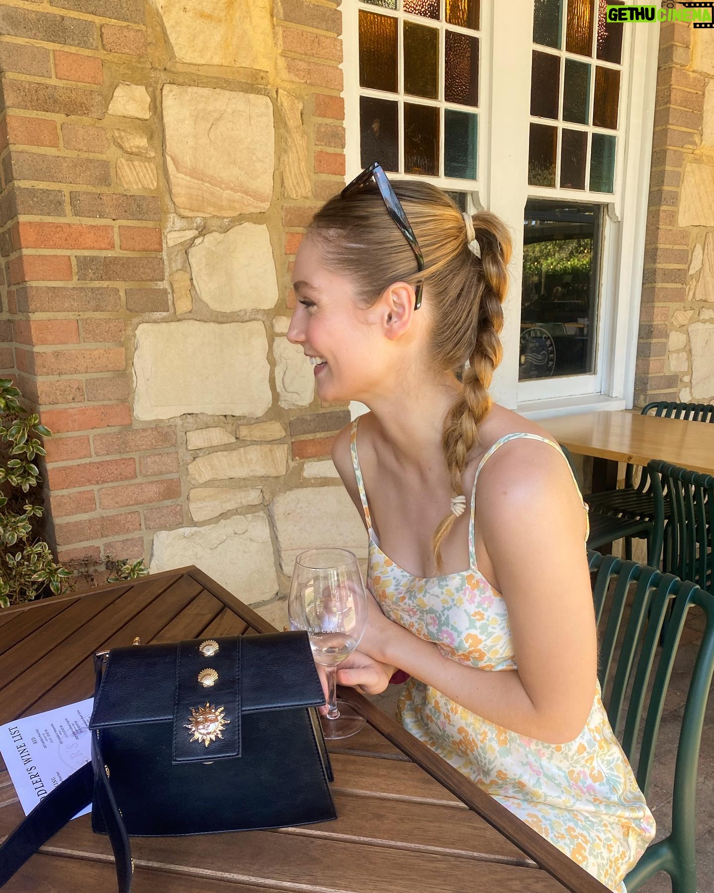 Hannah Dodd Instagram - “Ok… great!” Love you sis, love you syd 💫💛 x