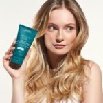 Hannah Dodd Instagram – So happy to be the new face of @avedauk Botanical Repair 💛 x

AD #aveda #botanicalrepair