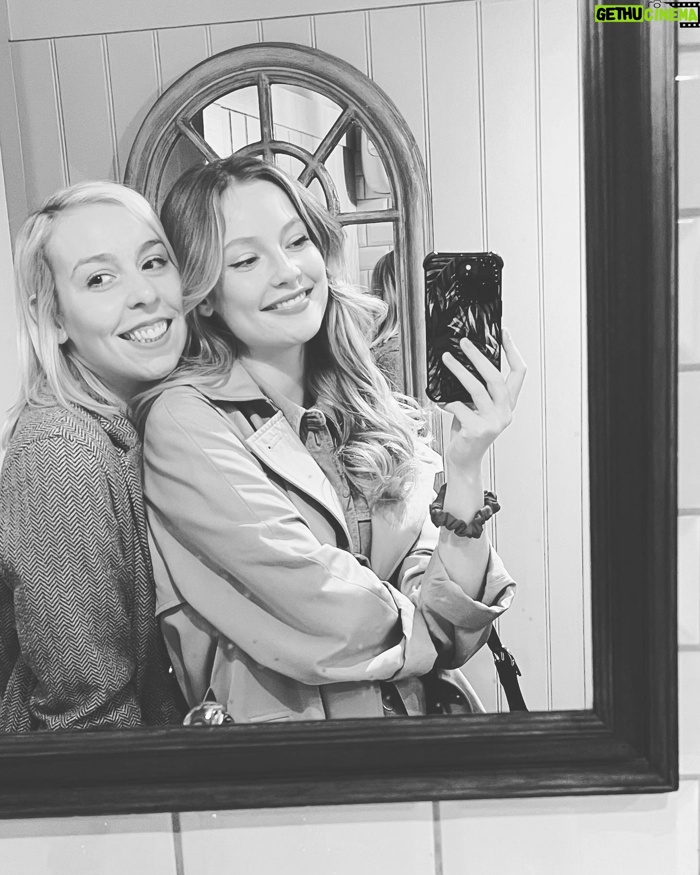 Hannah Dodd Instagram - Social battery: 0. Camera roll: 100. Love is the best 💛💫 x