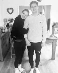 Hannah Dodd Instagram - Social battery: 0. Camera roll: 100. Love is the best 💛💫 x