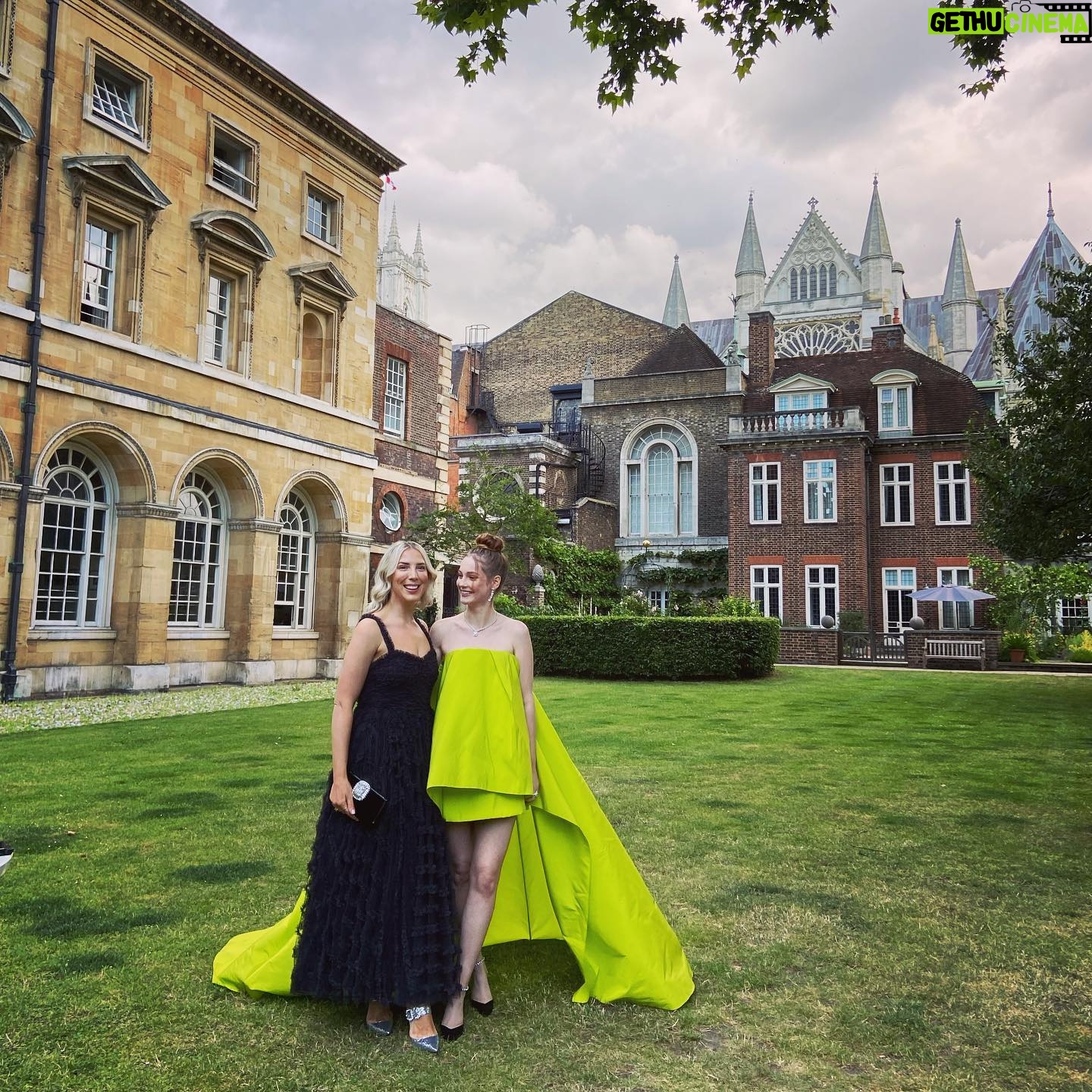 Hannah Dodd Instagram - Tinker Bell went to the ball 💫. Thank you @bulgari for a magical evening x Styled by @sarahroseharrison / @styledbysrh Hair @rosskwan Make up @oliviadeveymakeup 💛