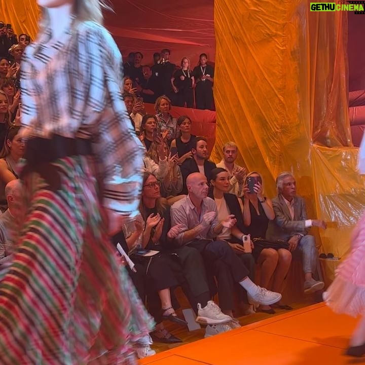 Hannah Einbinder Instagram - an immense honor to witness the genius of @nicolasghesquiere 🧡 merci beaucoup @louisvuitton for having me always 🧡