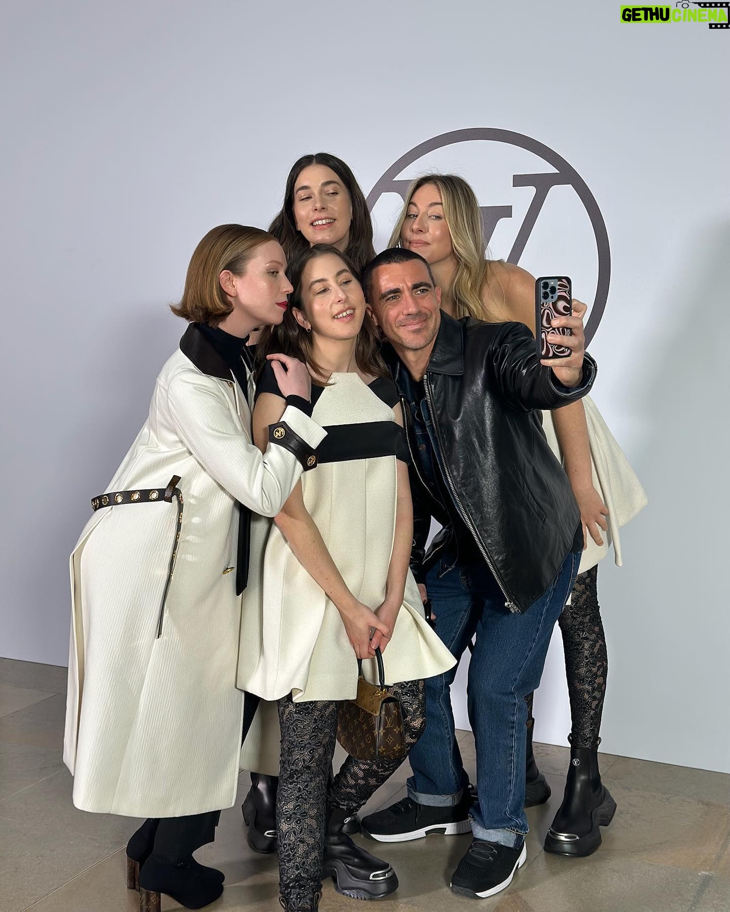 Hannah Einbinder Instagram - Is there a cloud 10? I may have discovered it. MERCI beyond @nicolasghesquiere for your absolute sweetness and genius 💙 @louisvuitton C’EST TRES MAGNIFIQUE!