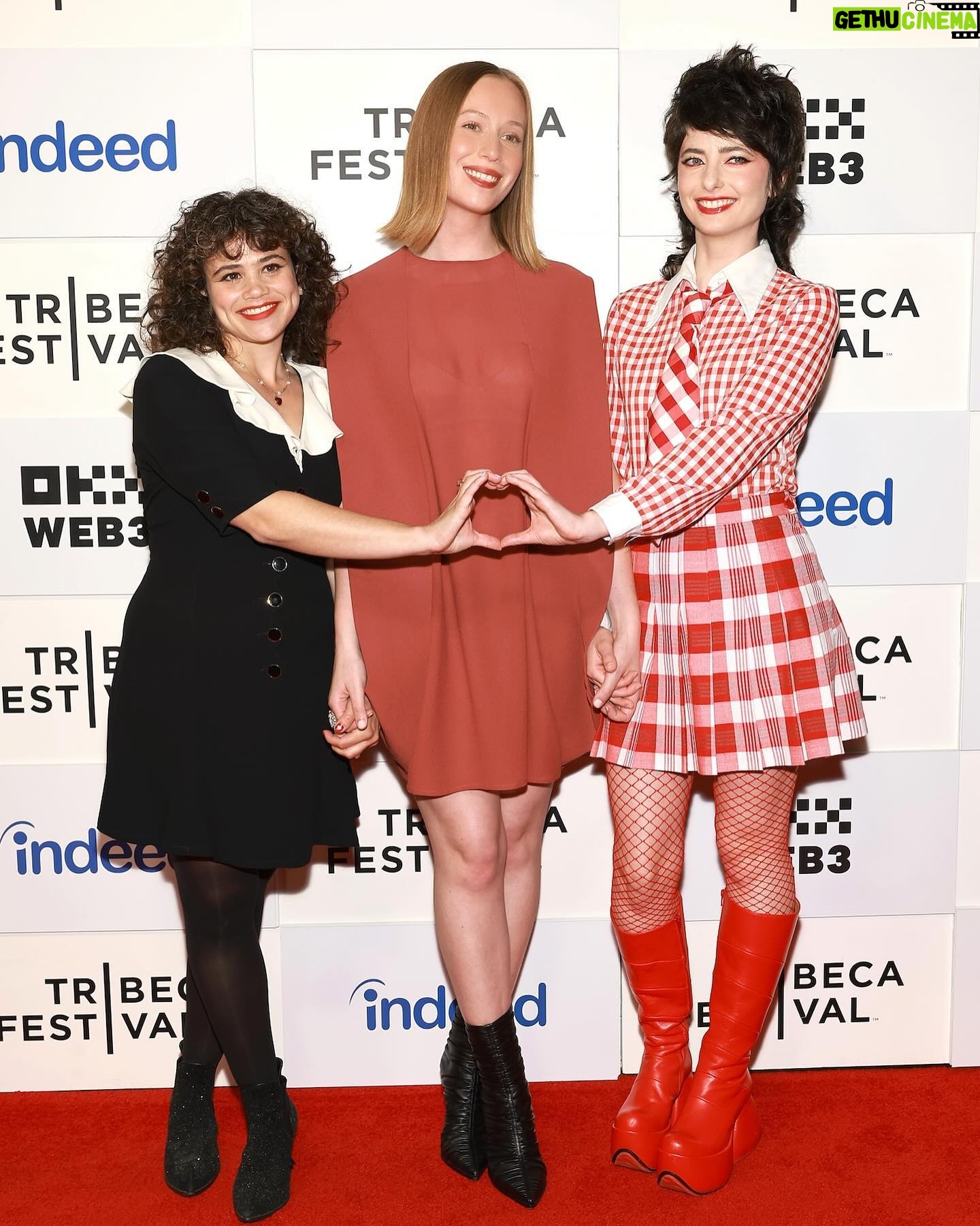 Hannah Einbinder Instagram - eternal thanks for the perfect premiere @tribeca with my perfect squad 😭 everything must go is out tomorrow 💙 and merci to the perfect @louisvuitton @nicolasghesquiere 🥹💙 @justinbettman @gettyentertainment @contourbygettyimages @arturoholmesphotos