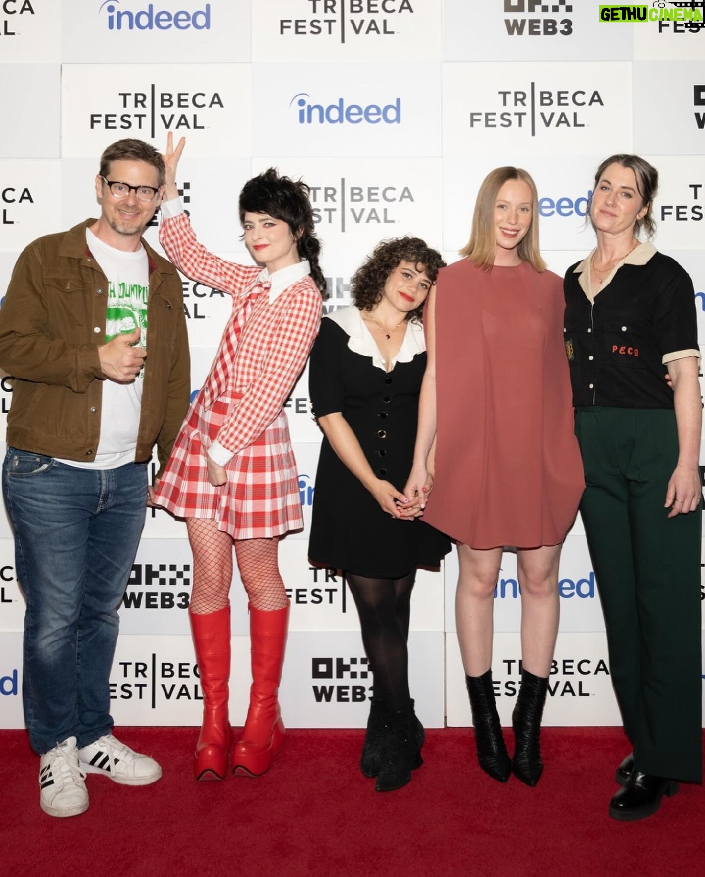 Hannah Einbinder Instagram - eternal thanks for the perfect premiere @tribeca with my perfect squad 😭 everything must go is out tomorrow 💙 and merci to the perfect @louisvuitton @nicolasghesquiere 🥹💙 @justinbettman @gettyentertainment @contourbygettyimages @arturoholmesphotos