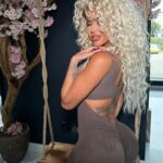 Hannah Elizabeth Instagram - How it shoulda been … 👑💅🏻 … The best @joel_maghair21 @zee.elle . . . #curlsoncurls