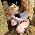 Hannah Elizabeth Instagram - Farm girl 🤠 . Amazing Day yesterday @frippsfarm shoot for a very special calendar .. all proceeds going to fripps 🥰 . I cant wait for you all to see @nickyjohnston shots . Had such a magical day with the most beautiful people ✨ . I am so amazed by your kindness and what u have done for these animals u are an amazing soul my girl @jodiemarshtv . 🙌😇 . What a woman ! . Everyone please support @frippsfarm ✨✨