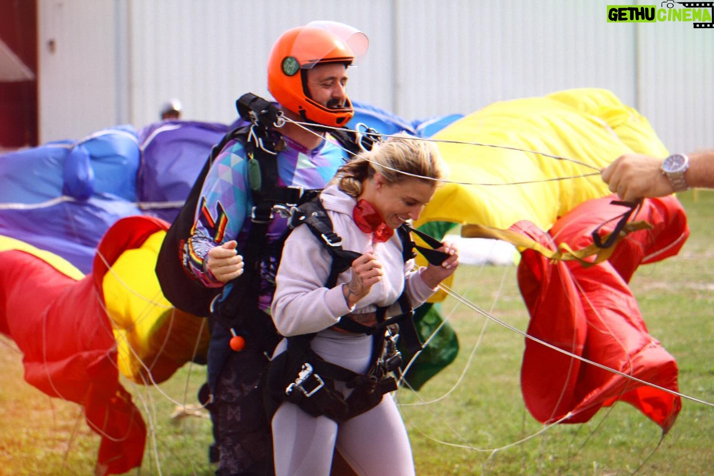 Hannah Goldy Instagram - Jumped out a motha fucking plane today ✌🏼