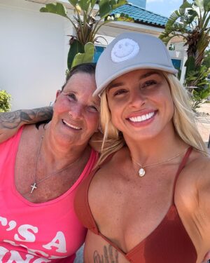 Hannah Goldy Instagram - Happy Mother’s day Mama 🤍