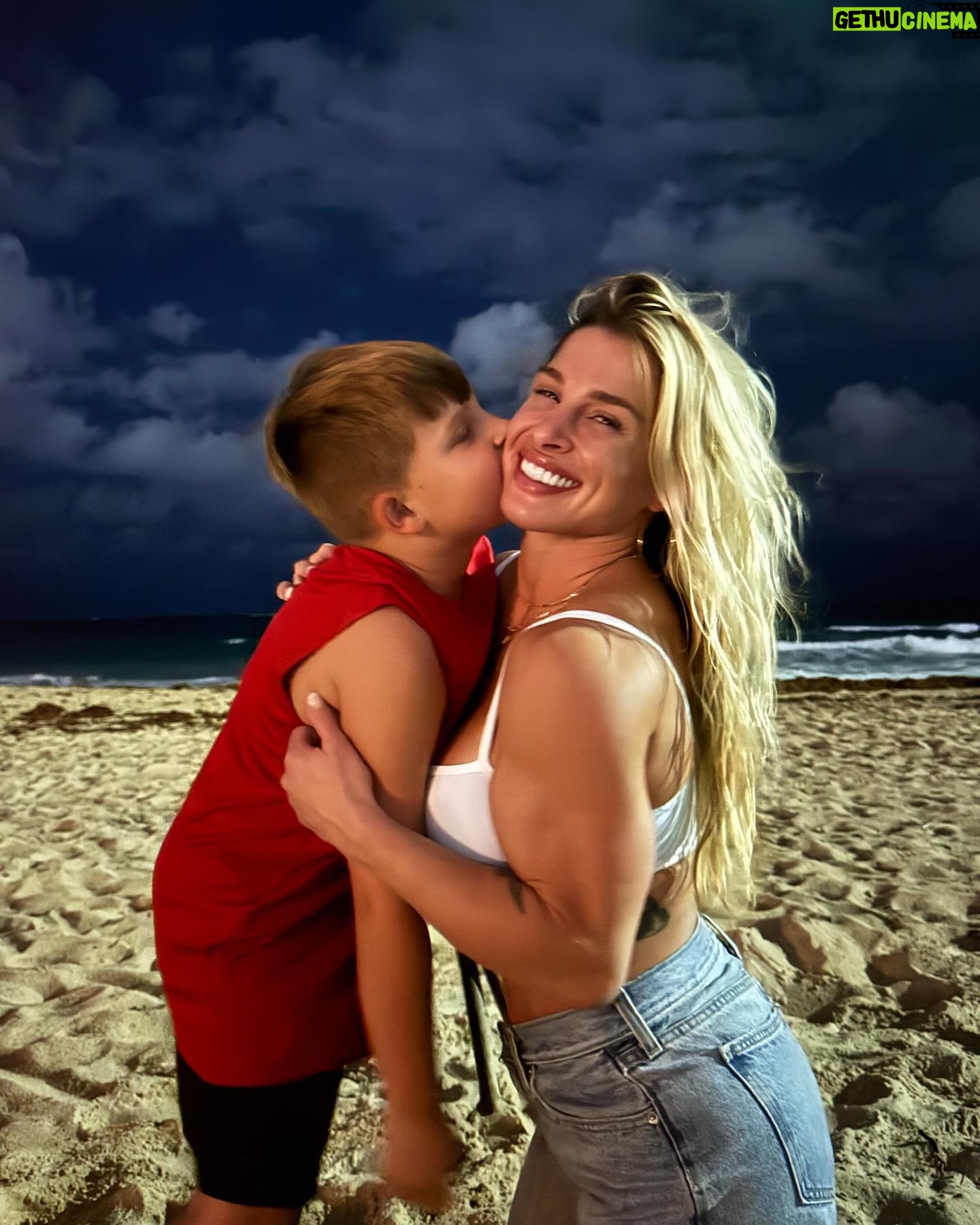 Hannah Goldy Instagram - Stay Wild Moon Child 🌙