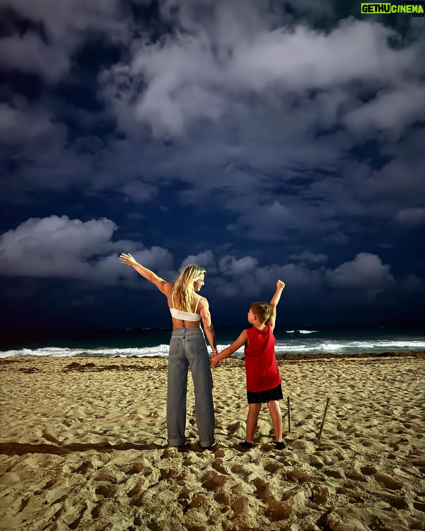 Hannah Goldy Instagram - Stay Wild Moon Child 🌙