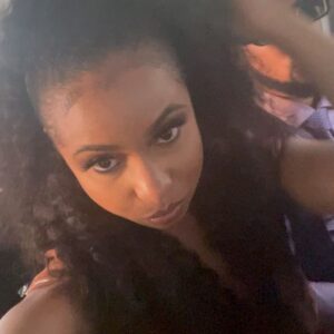 Hannaha Hall Instagram - “Ya’ll share that” 

@shothechi @showtime #chiFam