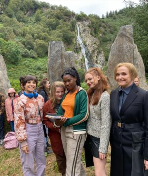 Hannah van der Westhuysen Instagram - Fashunably late to the bts but look at these beautiful humans being cute and stuff!!!!