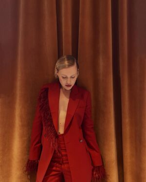 Hannah van der Westhuysen Instagram - 🚩🚩🚩

@netflix @fatenetflix 
Styling: @ellalouisegaskell 
Hair: @peteburkill 
Makeup: @chykapuka