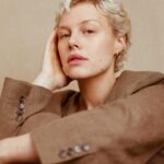 Hannah van der Westhuysen Instagram - Thank you to my lovely friend @stewartbywater for making beige anything but beige 💛 (Hair as always by brilliant @linocarbosiero!)