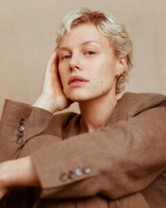 Hannah van der Westhuysen Instagram - Thank you to my lovely friend @stewartbywater for making beige anything but beige 💛 (Hair as always by brilliant @linocarbosiero!)