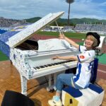 Harami-chan Instagram - モンテディオ山形さんの応援へ行ってまいりましたー！！⚽️🍒✨✨ 試合結果は残念だったけどサポーターの方々の熱量になんだかうるっときました…🥺🔥 選手入場のOver the rainbowも生演奏できて すごく嬉しかったーー🌈 また山形に行きたい!! (ベタチョコ大好き😛🙌) p.s なんとピアノにサインもさせていただきました...🙇‍♀️ #モンテディオ山形 #山形 #山形県 #yamagata