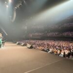 Harami-chan Instagram - 2024.1.13 東京ガーデンシアター 『ハラミちゃん47都道府県ピアノツアー ～特急ハラミ号、出発進行だぬ!～ 東京FINAL!!』 5万人動員させていただいた47都道府県ツアー無事完走🚃💨💫 余韻がまだまだ抜けない...幸せ気分でひたひたです。長文になりますが改めて全お米さんに伝えたいこと。伝えさせていただきます。 4月の埼玉からはじまり無事全ての公演を回り切ることができ、1月13日終点東京まで完走することができました。改めてありがとうございます。 47都道府県ツアーを始めようと思ったきっかけは、今まで最大14ヶ所のみの開催だったのでハラミのことを応援してくださる方々は47都道府県すべてにいらっしゃるので、全てのお米さんに顔を見て感謝を伝えたい。そんな想いからこのツアーはスタートしました。 正直はじめは、こんな短期間で47都道府県回れるのか、気力が体力がもつのか不安でいっぱいでした。でも毎回各都道府県のお米さんに会う度に不安は薄れ、登場する度に今日はどんなお米さんに会えるんだろうとワクワクしている自分がいました。そしてつらいことがあっても、週末ライブでお米さんに会えると思うと乗り切ることができました。 お米さんが特急ハラミ号に乗っている間は、日常の疲れを忘れて、昔を思い出したりくすりと笑ったり、そして帰り道には、心が晴れやかになっててほしいという思いで47都道府県すべての箇所で全力で弾かせていただきました。 そんな日々が今はもう終わってしまうんだ、あぁ来週からはライブがないんだって今とても寂しい思いです。 今回のツアー5万人にお米さんに出会うことができました。親子や3世代で来てくださったり、恋人や友達、ひとりできてくださってる方もたくさんいました。親戚11名できてくださった方もいました。誰かに誘われて初めて来てくれた方、耳や目が不自由な方、車椅子の方、 海外から来てくださった方、47都道府県ずっとついてきてくれた方、85歳で生まれて初めてライブに来た方、ハラミちゃんみたいに将来なりたいと言ってくれるお子様もいました。 私はこんなにも様々な方たちに支えられてるということを、今回目の当たりにしました。 ライブ足を運んでくれるって簡単なことじゃない。 私は小さい頃から憧れてたピアニストの夢を一回諦めて、お米さんにピアニストにさせていただいてると思ってます。なので本当にこの景色が奇跡的なことということが身に染みています。こういう方々たちに一生、ピアノで恩返ししたいと心から思いました。 そして今回の舞台は1人で立たせていただいておりますが、何百名ものスタッフさんが支えてくださいました。今回各都道府県のお米さんを全力で笑顔にしたい！と私が勝手ながら各都道府県で全て違うセットリストで演奏させて頂き、合計で345曲弾かせていただきました。そのよう無茶な提案も、照明さんもその分の曲数のプログラミングをつくってくださったり、各セクションのスタッフさんがプロフェッショナルにこの舞台を一緒に作りあげてくださいました。スタッフさん達と一緒に特急ハラミ号を運転してきました。全てのスタッフさんに心から感謝申し上げます。 私はネット出身ですが、やはりお米さんとリアルにお会いすることが大好きです。これからもスタッフさんと一丸となって、ライブはをずっとずっとやり続けていきたいです。お米さんに会い続けたいです。今年は活動5周年を迎えます。今年も、これからもハラミちゃんとお米さんとスタッフさんで歩み続けたいです。これからもよろしくお願いします！！！！！！！！！！！ 2024.01.13 ハラミ #ハラミちゃん47ツアー