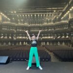 Harami-chan Instagram - 2024.1.13 東京ガーデンシアター 『ハラミちゃん47都道府県ピアノツアー ～特急ハラミ号、出発進行だぬ!～ 東京FINAL!!』 5万人動員させていただいた47都道府県ツアー無事完走🚃💨💫 余韻がまだまだ抜けない...幸せ気分でひたひたです。長文になりますが改めて全お米さんに伝えたいこと。伝えさせていただきます。 4月の埼玉からはじまり無事全ての公演を回り切ることができ、1月13日終点東京まで完走することができました。改めてありがとうございます。 47都道府県ツアーを始めようと思ったきっかけは、今まで最大14ヶ所のみの開催だったのでハラミのことを応援してくださる方々は47都道府県すべてにいらっしゃるので、全てのお米さんに顔を見て感謝を伝えたい。そんな想いからこのツアーはスタートしました。 正直はじめは、こんな短期間で47都道府県回れるのか、気力が体力がもつのか不安でいっぱいでした。でも毎回各都道府県のお米さんに会う度に不安は薄れ、登場する度に今日はどんなお米さんに会えるんだろうとワクワクしている自分がいました。そしてつらいことがあっても、週末ライブでお米さんに会えると思うと乗り切ることができました。 お米さんが特急ハラミ号に乗っている間は、日常の疲れを忘れて、昔を思い出したりくすりと笑ったり、そして帰り道には、心が晴れやかになっててほしいという思いで47都道府県すべての箇所で全力で弾かせていただきました。 そんな日々が今はもう終わってしまうんだ、あぁ来週からはライブがないんだって今とても寂しい思いです。 今回のツアー5万人にお米さんに出会うことができました。親子や3世代で来てくださったり、恋人や友達、ひとりできてくださってる方もたくさんいました。親戚11名できてくださった方もいました。誰かに誘われて初めて来てくれた方、耳や目が不自由な方、車椅子の方、 海外から来てくださった方、47都道府県ずっとついてきてくれた方、85歳で生まれて初めてライブに来た方、ハラミちゃんみたいに将来なりたいと言ってくれるお子様もいました。 私はこんなにも様々な方たちに支えられてるということを、今回目の当たりにしました。 ライブ足を運んでくれるって簡単なことじゃない。 私は小さい頃から憧れてたピアニストの夢を一回諦めて、お米さんにピアニストにさせていただいてると思ってます。なので本当にこの景色が奇跡的なことということが身に染みています。こういう方々たちに一生、ピアノで恩返ししたいと心から思いました。 そして今回の舞台は1人で立たせていただいておりますが、何百名ものスタッフさんが支えてくださいました。今回各都道府県のお米さんを全力で笑顔にしたい！と私が勝手ながら各都道府県で全て違うセットリストで演奏させて頂き、合計で345曲弾かせていただきました。そのよう無茶な提案も、照明さんもその分の曲数のプログラミングをつくってくださったり、各セクションのスタッフさんがプロフェッショナルにこの舞台を一緒に作りあげてくださいました。スタッフさん達と一緒に特急ハラミ号を運転してきました。全てのスタッフさんに心から感謝申し上げます。 私はネット出身ですが、やはりお米さんとリアルにお会いすることが大好きです。これからもスタッフさんと一丸となって、ライブはをずっとずっとやり続けていきたいです。お米さんに会い続けたいです。今年は活動5周年を迎えます。今年も、これからもハラミちゃんとお米さんとスタッフさんで歩み続けたいです。これからもよろしくお願いします！！！！！！！！！！！ 2024.01.13 ハラミ #ハラミちゃん47ツアー