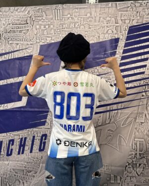 Harami-chan Instagram - モンテディオ山形さんの応援へ行ってまいりましたー！！⚽️🍒✨✨

試合結果は残念だったけどサポーターの方々の熱量になんだかうるっときました…🥺🔥

選手入場のOver the rainbowも生演奏できて
すごく嬉しかったーー🌈

また山形に行きたい!!
(ベタチョコ大好き😛🙌)

p.s
なんとピアノにサインもさせていただきました...🙇‍♀️

#モンテディオ山形 
#山形 #山形県 #yamagata