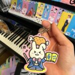Harami-chan Instagram - 販売スタートしました！ #ハラミちゃん5周年ツアー グッズ💛💙🩷💜💚 mumoショップへ急げ〜！！ (すでに売り切れたアイテムも！！！😳) 🔗https://shop.mu-mo.net/avx/sv/list1?jsiteid=mumo&categ_id=280003010&sort=date 【🔍検索🔍　ハラミちゃん　5周年グッズ】 めっちゃカラフル🫶 今回もお米さんに愛こめてハラミがイラスト描き下ろし🎨 お煎餅🍘がおすすめ。笑 📍EC販売 5/16(木)20:00〜 📍会場販売 5/17(金)サントリーホール15:00〜 ※シンフォニーホール以降の公演13:30〜 サントリーホール東京初日に素敵なお花ありがとうございます！！✨✨💐 いつもお米さんや関係者様の愛のこもっててクリエイティブなフラスタに感動しっぱなし😭😭😭😭 全部持って帰りたい.... #ハラミちゃん生音コンサート #ハラミちゃん5周年ツアー #サントリーホール - - - - - - - - - - - - - - - - - ✄ 5月から全国ツアーやるぬーー‼️🎹✨ ハラミ史上初‼️ サントリーホール等のクラシックホールにて ／ スピーカーなし 全　曲　生　音 ＼ 憧れのクラシックホール😭✨ 🎫チケット発売中🔥🔥 イープラス eplus.jp/harami/ mu-mo r.y-tickets.jp/haramichan2402 ぴあ w.pia.jp/t/harami/ ﾛｰﾁｹ l-tike.com/harami/ 【🔍生音コンサート　チケット ハラミちゃん】 - - - - - - - - - - - - - - - - - ✄ 【公演情報】 〈大阪〉 日程：2024年6月2日(日)　　開場 15:00 開演16:00 会場：ザ・シンフォニーホール 〈愛知〉 日程：2024年6月8日(土)　　開場 15:00 開演16:00 会場：名古屋国際会議場センチュリーホール 〈石川〉　日程：2024年6月23日(日)　　開場 15:00 開演16:00 会場：石川県立音楽堂　コンサートホール 〈香川〉　日程：2024年7月13日(土)　　開場 15:00 開演16:00 会場：サンポートホール高松 大ホール 〈北海道〉　日時：2024年7月15日(月祝)　　開場 15:00 開演16:00 会場：札幌文化芸術劇場hitaru 〈静岡〉　日程：2024年8月11日(日)　　開場 15:00 開演16:00 会場：三島市民文化会館 ゆうゆうホール 〈広島〉　日程：2024年9月8日(日)　　開場 15:00 開演16:00 会場：広島国際会議場 フェニックスホール and more…!! - - - - - - - - - - - - - - - - - ✄