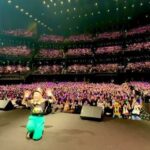 Harami-chan Instagram - 2024.1.13 東京ガーデンシアター 『ハラミちゃん47都道府県ピアノツアー ～特急ハラミ号、出発進行だぬ!～ 東京FINAL!!』 5万人動員させていただいた47都道府県ツアー無事完走🚃💨💫 余韻がまだまだ抜けない...幸せ気分でひたひたです。長文になりますが改めて全お米さんに伝えたいこと。伝えさせていただきます。 4月の埼玉からはじまり無事全ての公演を回り切ることができ、1月13日終点東京まで完走することができました。改めてありがとうございます。 47都道府県ツアーを始めようと思ったきっかけは、今まで最大14ヶ所のみの開催だったのでハラミのことを応援してくださる方々は47都道府県すべてにいらっしゃるので、全てのお米さんに顔を見て感謝を伝えたい。そんな想いからこのツアーはスタートしました。 正直はじめは、こんな短期間で47都道府県回れるのか、気力が体力がもつのか不安でいっぱいでした。でも毎回各都道府県のお米さんに会う度に不安は薄れ、登場する度に今日はどんなお米さんに会えるんだろうとワクワクしている自分がいました。そしてつらいことがあっても、週末ライブでお米さんに会えると思うと乗り切ることができました。 お米さんが特急ハラミ号に乗っている間は、日常の疲れを忘れて、昔を思い出したりくすりと笑ったり、そして帰り道には、心が晴れやかになっててほしいという思いで47都道府県すべての箇所で全力で弾かせていただきました。 そんな日々が今はもう終わってしまうんだ、あぁ来週からはライブがないんだって今とても寂しい思いです。 今回のツアー5万人にお米さんに出会うことができました。親子や3世代で来てくださったり、恋人や友達、ひとりできてくださってる方もたくさんいました。親戚11名できてくださった方もいました。誰かに誘われて初めて来てくれた方、耳や目が不自由な方、車椅子の方、 海外から来てくださった方、47都道府県ずっとついてきてくれた方、85歳で生まれて初めてライブに来た方、ハラミちゃんみたいに将来なりたいと言ってくれるお子様もいました。 私はこんなにも様々な方たちに支えられてるということを、今回目の当たりにしました。 ライブ足を運んでくれるって簡単なことじゃない。 私は小さい頃から憧れてたピアニストの夢を一回諦めて、お米さんにピアニストにさせていただいてると思ってます。なので本当にこの景色が奇跡的なことということが身に染みています。こういう方々たちに一生、ピアノで恩返ししたいと心から思いました。 そして今回の舞台は1人で立たせていただいておりますが、何百名ものスタッフさんが支えてくださいました。今回各都道府県のお米さんを全力で笑顔にしたい！と私が勝手ながら各都道府県で全て違うセットリストで演奏させて頂き、合計で345曲弾かせていただきました。そのよう無茶な提案も、照明さんもその分の曲数のプログラミングをつくってくださったり、各セクションのスタッフさんがプロフェッショナルにこの舞台を一緒に作りあげてくださいました。スタッフさん達と一緒に特急ハラミ号を運転してきました。全てのスタッフさんに心から感謝申し上げます。 私はネット出身ですが、やはりお米さんとリアルにお会いすることが大好きです。これからもスタッフさんと一丸となって、ライブはをずっとずっとやり続けていきたいです。お米さんに会い続けたいです。今年は活動5周年を迎えます。今年も、これからもハラミちゃんとお米さんとスタッフさんで歩み続けたいです。これからもよろしくお願いします！！！！！！！！！！！ 2024.01.13 ハラミ #ハラミちゃん47ツアー