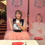 Harami-chan Instagram – 実は…ロビーにこんなフォトパネルあります!
真似っこして撮ってぬ。📸
本人に似てるかなぁ、、、、🙄🙄🙄??
#ハラミちゃん生音コンサート
– – – – – – – – – – – – – – – – – ✄
5月から全国ツアーやるぬーー‼️🎹✨
ハラミ史上初‼️
サントリーホール等のクラシックホールにて
/
スピーカーなし
全 曲 生 音
\
憧れのクラシックホール😭✨
🎫チケット発売中🔥🔥
イープラス eplus.jp/harami/
mu-mo r.y-tickets.jp/haramichan2402
ぴあ w.pia.jp/t/harami/
ローチケ l-tike.com/harami/
【🔍生音コンサート チケット ハラミちゃん】
– – – – – – – – – – – – – – – – – ✄
【公演情報】
〈大阪〉 日程:2024年6月2日(日) 開場 15:00 開演16:00
会場:ザ・シンフォニーホール
〈愛知〉 日程:2024年6月8日(土) 開場 15:00 開演16:00
会場:名古屋国際会議場センチュリーホール
〈石川〉 日程:2024年6月23日(日) 開場 15:00 開演16:00
会場:石川県立音楽堂 コンサートホール
〈香川〉 日程:2024年7月13日(土) 開場 15:00 開演16:00
会場:サンポートホール高松 大ホール
〈北海道〉 日時:2024年7月15日(月祝) 開場 15:00 開演16:00
会場:札幌文化芸術劇場hitaru
〈静岡〉 日程:2024年8月11日(日) 開場 15:00 開演16:00
会場:三島市民文化会館 ゆうゆうホール
〈広島〉 日程:2024年9月8日(日) 開場 15:00 開演16:00
会場:広島国際会議場 フェニックスホール
and more…!!
– – – – – – – – – – – – – – – – – ✄