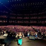 Harami-chan Instagram - 2024.1.13 東京ガーデンシアター 『ハラミちゃん47都道府県ピアノツアー ～特急ハラミ号、出発進行だぬ!～ 東京FINAL!!』 5万人動員させていただいた47都道府県ツアー無事完走🚃💨💫 余韻がまだまだ抜けない...幸せ気分でひたひたです。長文になりますが改めて全お米さんに伝えたいこと。伝えさせていただきます。 4月の埼玉からはじまり無事全ての公演を回り切ることができ、1月13日終点東京まで完走することができました。改めてありがとうございます。 47都道府県ツアーを始めようと思ったきっかけは、今まで最大14ヶ所のみの開催だったのでハラミのことを応援してくださる方々は47都道府県すべてにいらっしゃるので、全てのお米さんに顔を見て感謝を伝えたい。そんな想いからこのツアーはスタートしました。 正直はじめは、こんな短期間で47都道府県回れるのか、気力が体力がもつのか不安でいっぱいでした。でも毎回各都道府県のお米さんに会う度に不安は薄れ、登場する度に今日はどんなお米さんに会えるんだろうとワクワクしている自分がいました。そしてつらいことがあっても、週末ライブでお米さんに会えると思うと乗り切ることができました。 お米さんが特急ハラミ号に乗っている間は、日常の疲れを忘れて、昔を思い出したりくすりと笑ったり、そして帰り道には、心が晴れやかになっててほしいという思いで47都道府県すべての箇所で全力で弾かせていただきました。 そんな日々が今はもう終わってしまうんだ、あぁ来週からはライブがないんだって今とても寂しい思いです。 今回のツアー5万人にお米さんに出会うことができました。親子や3世代で来てくださったり、恋人や友達、ひとりできてくださってる方もたくさんいました。親戚11名できてくださった方もいました。誰かに誘われて初めて来てくれた方、耳や目が不自由な方、車椅子の方、 海外から来てくださった方、47都道府県ずっとついてきてくれた方、85歳で生まれて初めてライブに来た方、ハラミちゃんみたいに将来なりたいと言ってくれるお子様もいました。 私はこんなにも様々な方たちに支えられてるということを、今回目の当たりにしました。 ライブ足を運んでくれるって簡単なことじゃない。 私は小さい頃から憧れてたピアニストの夢を一回諦めて、お米さんにピアニストにさせていただいてると思ってます。なので本当にこの景色が奇跡的なことということが身に染みています。こういう方々たちに一生、ピアノで恩返ししたいと心から思いました。 そして今回の舞台は1人で立たせていただいておりますが、何百名ものスタッフさんが支えてくださいました。今回各都道府県のお米さんを全力で笑顔にしたい！と私が勝手ながら各都道府県で全て違うセットリストで演奏させて頂き、合計で345曲弾かせていただきました。そのよう無茶な提案も、照明さんもその分の曲数のプログラミングをつくってくださったり、各セクションのスタッフさんがプロフェッショナルにこの舞台を一緒に作りあげてくださいました。スタッフさん達と一緒に特急ハラミ号を運転してきました。全てのスタッフさんに心から感謝申し上げます。 私はネット出身ですが、やはりお米さんとリアルにお会いすることが大好きです。これからもスタッフさんと一丸となって、ライブはをずっとずっとやり続けていきたいです。お米さんに会い続けたいです。今年は活動5周年を迎えます。今年も、これからもハラミちゃんとお米さんとスタッフさんで歩み続けたいです。これからもよろしくお願いします！！！！！！！！！！！ 2024.01.13 ハラミ #ハラミちゃん47ツアー