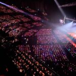 Harami-chan Instagram - 2024.1.13 東京ガーデンシアター 『ハラミちゃん47都道府県ピアノツアー ～特急ハラミ号、出発進行だぬ!～ 東京FINAL!!』 5万人動員させていただいた47都道府県ツアー無事完走🚃💨💫 余韻がまだまだ抜けない...幸せ気分でひたひたです。長文になりますが改めて全お米さんに伝えたいこと。伝えさせていただきます。 4月の埼玉からはじまり無事全ての公演を回り切ることができ、1月13日終点東京まで完走することができました。改めてありがとうございます。 47都道府県ツアーを始めようと思ったきっかけは、今まで最大14ヶ所のみの開催だったのでハラミのことを応援してくださる方々は47都道府県すべてにいらっしゃるので、全てのお米さんに顔を見て感謝を伝えたい。そんな想いからこのツアーはスタートしました。 正直はじめは、こんな短期間で47都道府県回れるのか、気力が体力がもつのか不安でいっぱいでした。でも毎回各都道府県のお米さんに会う度に不安は薄れ、登場する度に今日はどんなお米さんに会えるんだろうとワクワクしている自分がいました。そしてつらいことがあっても、週末ライブでお米さんに会えると思うと乗り切ることができました。 お米さんが特急ハラミ号に乗っている間は、日常の疲れを忘れて、昔を思い出したりくすりと笑ったり、そして帰り道には、心が晴れやかになっててほしいという思いで47都道府県すべての箇所で全力で弾かせていただきました。 そんな日々が今はもう終わってしまうんだ、あぁ来週からはライブがないんだって今とても寂しい思いです。 今回のツアー5万人にお米さんに出会うことができました。親子や3世代で来てくださったり、恋人や友達、ひとりできてくださってる方もたくさんいました。親戚11名できてくださった方もいました。誰かに誘われて初めて来てくれた方、耳や目が不自由な方、車椅子の方、 海外から来てくださった方、47都道府県ずっとついてきてくれた方、85歳で生まれて初めてライブに来た方、ハラミちゃんみたいに将来なりたいと言ってくれるお子様もいました。 私はこんなにも様々な方たちに支えられてるということを、今回目の当たりにしました。 ライブ足を運んでくれるって簡単なことじゃない。 私は小さい頃から憧れてたピアニストの夢を一回諦めて、お米さんにピアニストにさせていただいてると思ってます。なので本当にこの景色が奇跡的なことということが身に染みています。こういう方々たちに一生、ピアノで恩返ししたいと心から思いました。 そして今回の舞台は1人で立たせていただいておりますが、何百名ものスタッフさんが支えてくださいました。今回各都道府県のお米さんを全力で笑顔にしたい！と私が勝手ながら各都道府県で全て違うセットリストで演奏させて頂き、合計で345曲弾かせていただきました。そのよう無茶な提案も、照明さんもその分の曲数のプログラミングをつくってくださったり、各セクションのスタッフさんがプロフェッショナルにこの舞台を一緒に作りあげてくださいました。スタッフさん達と一緒に特急ハラミ号を運転してきました。全てのスタッフさんに心から感謝申し上げます。 私はネット出身ですが、やはりお米さんとリアルにお会いすることが大好きです。これからもスタッフさんと一丸となって、ライブはをずっとずっとやり続けていきたいです。お米さんに会い続けたいです。今年は活動5周年を迎えます。今年も、これからもハラミちゃんとお米さんとスタッフさんで歩み続けたいです。これからもよろしくお願いします！！！！！！！！！！！ 2024.01.13 ハラミ #ハラミちゃん47ツアー