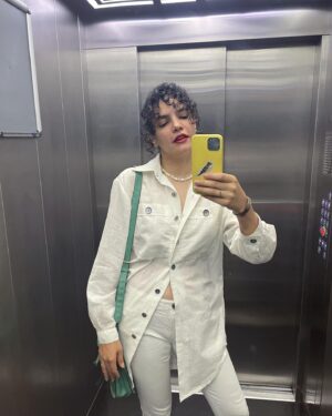 Hare Sürel Instagram - Gömleğimi annem dikmiştir, ama ne özen🪡
Seni seviyorum annecim🤍🦘