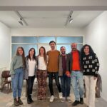 Hare Sürel Instagram - Sergimizin son 2 günü. Bugün 18.00’e, yarın gece 00.00’ye kadar ziyarete açık ve mutlu son. Sevgili @ebarin @istampa_klise ve cânım @barin_han, teşekkür ederiz, sayenizde umutsuzluğa alışmadık:) ❤️🏠 Not: Turan abi nasıl fotomuz? @istampa_klise 📚💛