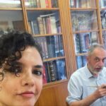 Hare Sürel Instagram – Sergimizin son 2 günü. Bugün 18.00’e, yarın gece 00.00’ye kadar ziyarete açık ve mutlu son. 
Sevgili @ebarin @istampa_klise ve cânım @barin_han, teşekkür ederiz, sayenizde umutsuzluğa alışmadık:)
❤️🏠

Not: Turan abi nasıl fotomuz? @istampa_klise 📚💛
