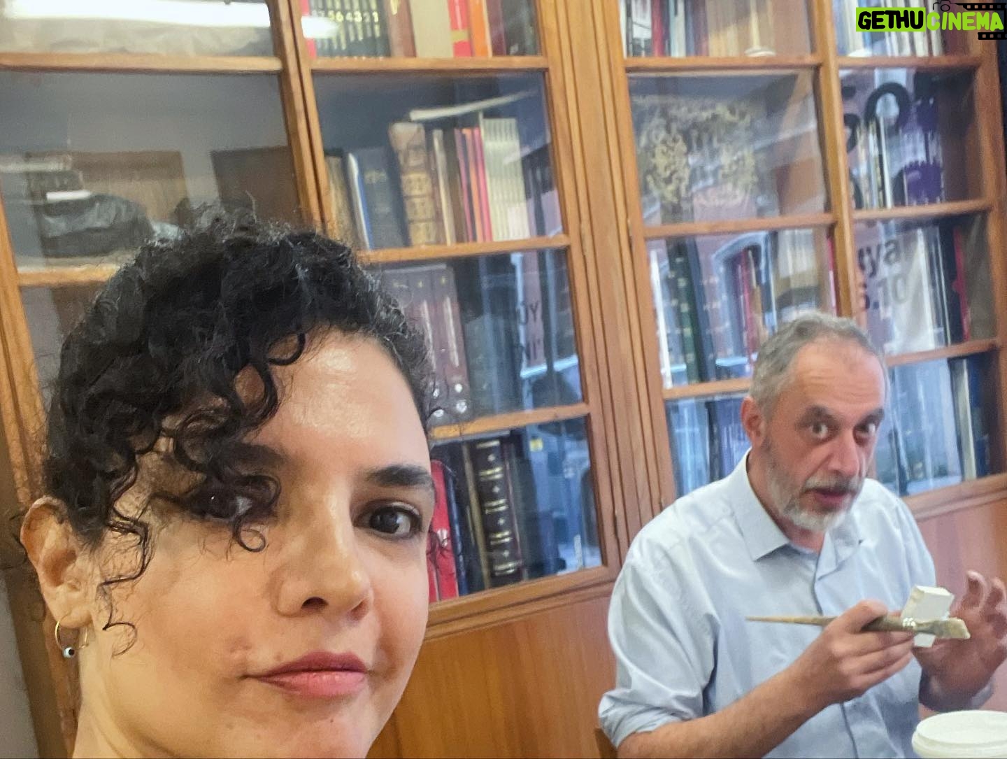 Hare Sürel Instagram - Sergimizin son 2 günü. Bugün 18.00’e, yarın gece 00.00’ye kadar ziyarete açık ve mutlu son. Sevgili @ebarin @istampa_klise ve cânım @barin_han, teşekkür ederiz, sayenizde umutsuzluğa alışmadık:) ❤️🏠 Not: Turan abi nasıl fotomuz? @istampa_klise 📚💛
