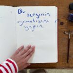 Hare Sürel Instagram – Sergimizin son 2 günü. Bugün 18.00’e, yarın gece 00.00’ye kadar ziyarete açık ve mutlu son. 
Sevgili @ebarin @istampa_klise ve cânım @barin_han, teşekkür ederiz, sayenizde umutsuzluğa alışmadık:)
❤️🏠

Not: Turan abi nasıl fotomuz? @istampa_klise 📚💛
