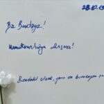Hare Sürel Instagram – Sergimizin son 2 günü. Bugün 18.00’e, yarın gece 00.00’ye kadar ziyarete açık ve mutlu son. 
Sevgili @ebarin @istampa_klise ve cânım @barin_han, teşekkür ederiz, sayenizde umutsuzluğa alışmadık:)
❤️🏠

Not: Turan abi nasıl fotomuz? @istampa_klise 📚💛